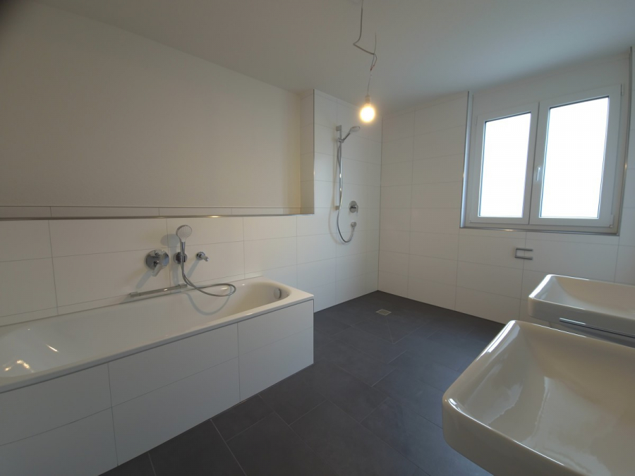 Helle 4-Zimmer-Wohnung im 1.OG mit Süd-Balkon – Komfortabel, lichtdurchflutet & mit Gäste-WC - Ihr Bad (5885)