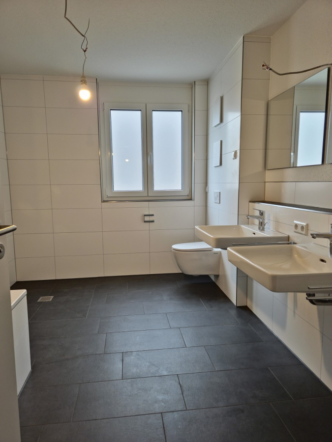 Helle 4-Zimmer-Wohnung im 1.OG mit Süd-Balkon – Komfortabel, lichtdurchflutet & mit Gäste-WC - Ihr Bad (5886)