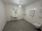 Bad - Helle 2-Zimmer-Erdgeschosswohnung mit West-Terrasse – Hochwertig, barrierefrei & perfekt für betreutes Wohnen