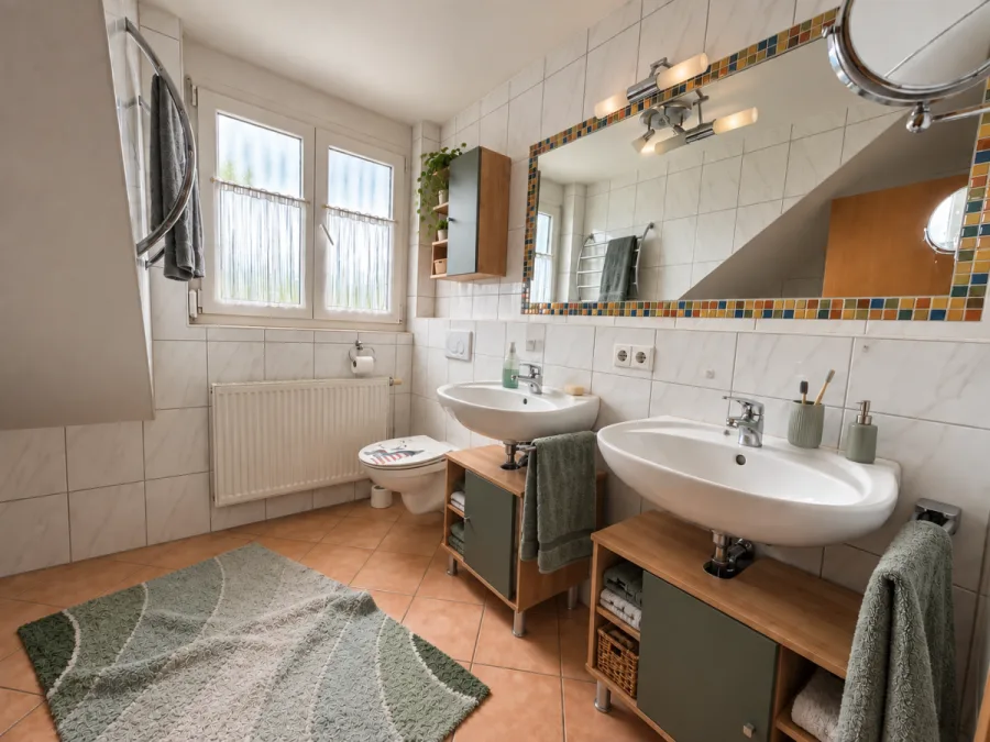 Großzügige 4-Zimmer-Maisonette-Wohnung in Hbg.-Gültstein - Bad mit Doppelwaschbecken (14615)