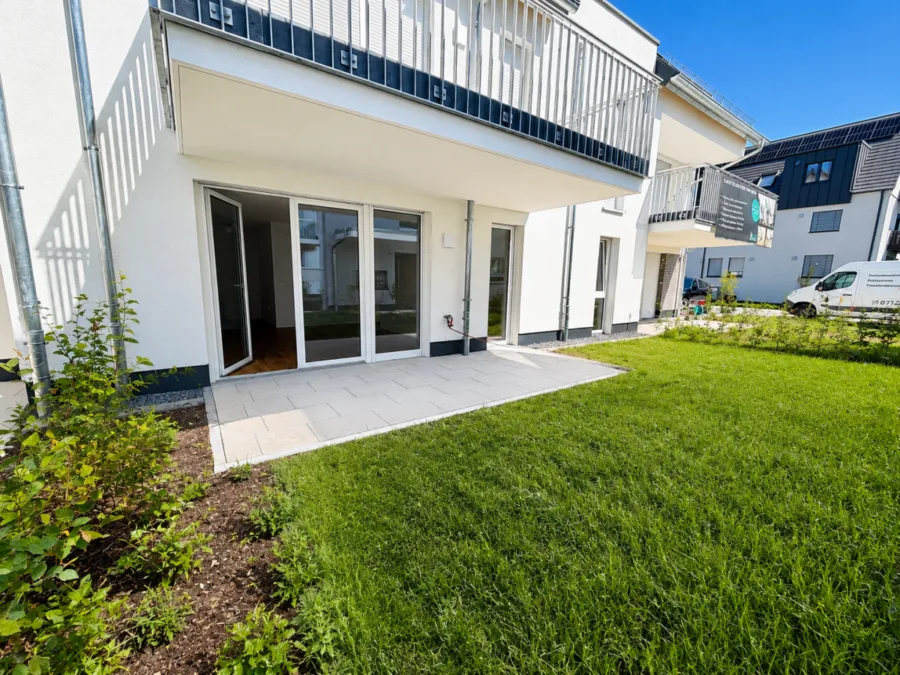 Schicke 2-Zimmer Erdgeschosswohnung mit Süd-Terrasse & kleinem Garten - Whg 2 - Terrasse & Garten (14139)