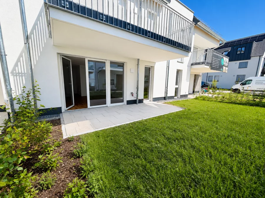 Schicke 2-Zimmer Erdgeschosswohnung mit Süd-Terrasse & kleinem Garten - Whg 2 - Terrasse & Garten (13069)