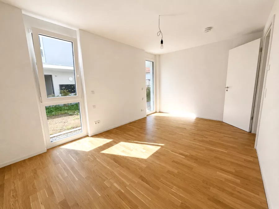 Schicke 2-Zimmer Erdgeschosswohnung mit Süd-Terrasse & kleinem Garten - Whg 2 - Schlafzimmer (13071)