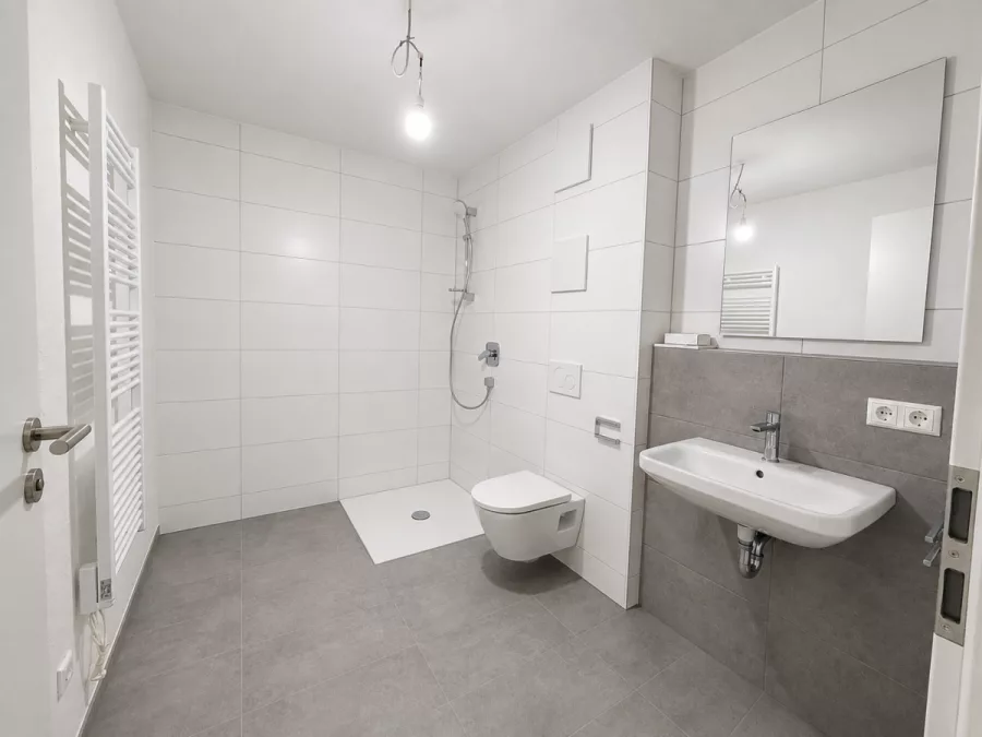 Schicke 2-Zimmer Erdgeschosswohnung mit Süd-Terrasse & kleinem Garten - Whg 2 - Badezimmer (13070)