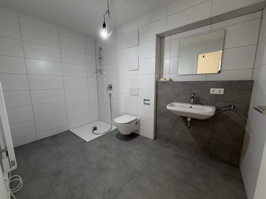 Schicke 2-Zimmer Erdgeschosswohnung mit Süd-Terrasse & kleinem Garten - Whg 5 - Bad (13042)