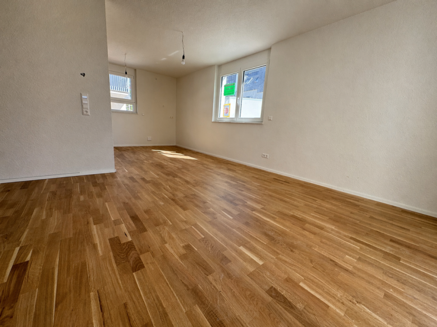 Helle 2-Zimmer-Wohnung mit Tageslichtbad & Abstellraum – Ideal für Singles & Paare – altersgerecht - Whg 10_Blick Richtung Küche (8461)