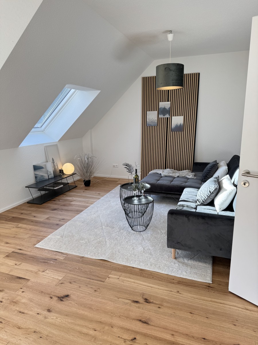 Moderne Dachgeschosswohnung mit 4 Zimmern, Gäste-WC & Abstellraum – Helles Wohnen auf höchstem Niveau, 75392 Deckenpfronn, Dachgeschosswohnung