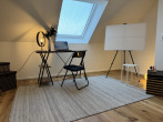 Büro - Moderne Dachgeschosswohnung mit 4 Zimmern, Gäste-WC & Abstellraum – Helles Wohnen auf höchstem Niveau