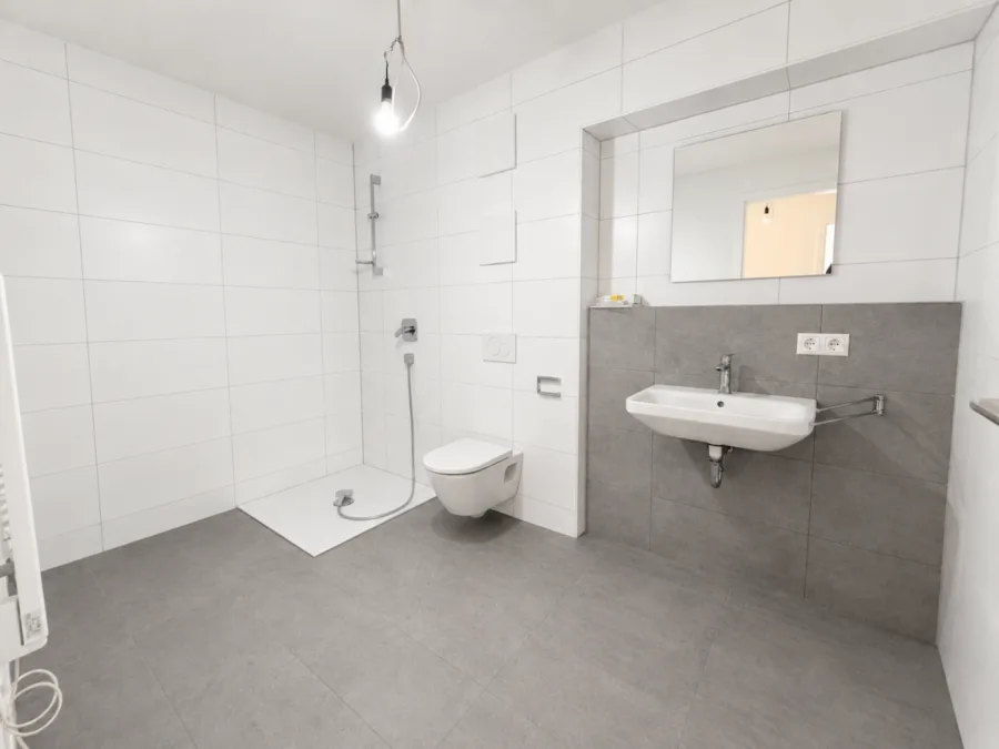 Moderne 2-Zimmer mit Süd-Balkon & Abstellraum – Helle Räume & zentrale Lage – mit Aufzug - Whg 5 -Badezimmer (14115)