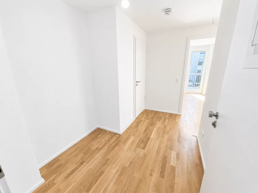 Moderne 2-Zimmer mit Süd-Balkon & Abstellraum – Helle Räume & zentrale Lage – mit Aufzug - Whg 5 - Eingang (13123)