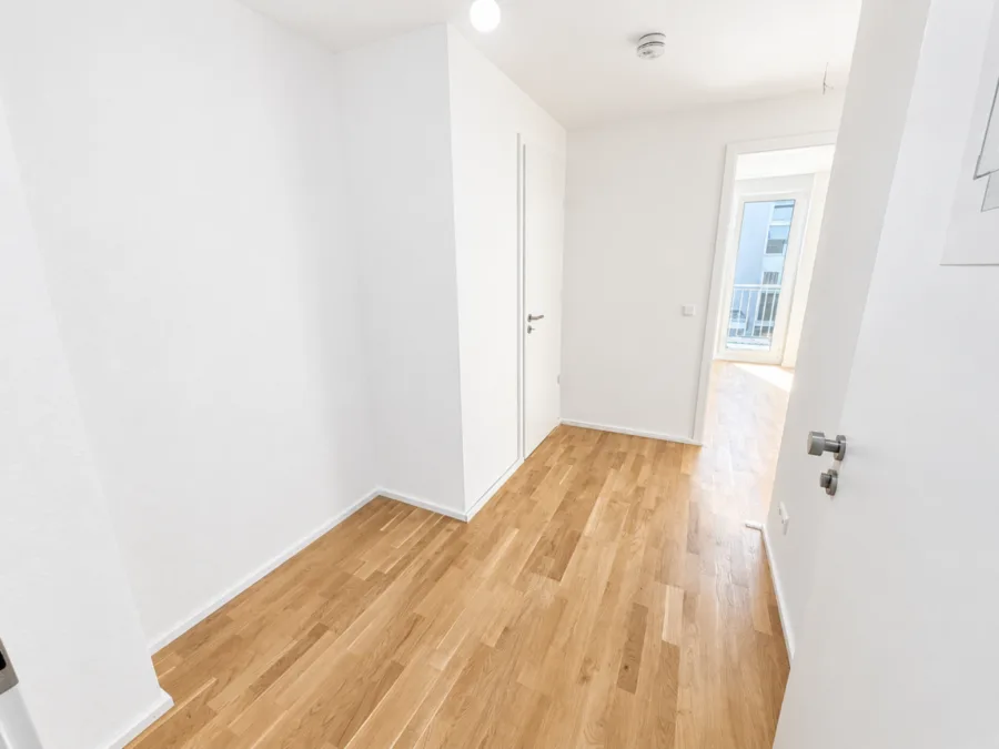 Moderne 2-Zimmer mit Süd-Balkon & Abstellraum – Helle Räume & zentrale Lage – mit Aufzug - Whg 5 - Eingang (14116)