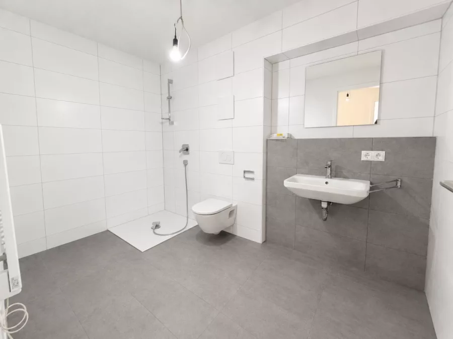 Moderne 2-Zimmer mit Süd-Balkon & Abstellraum – Helle Räume & zentrale Lage – mit Aufzug - Whg 5 -Badezimmer (13122)