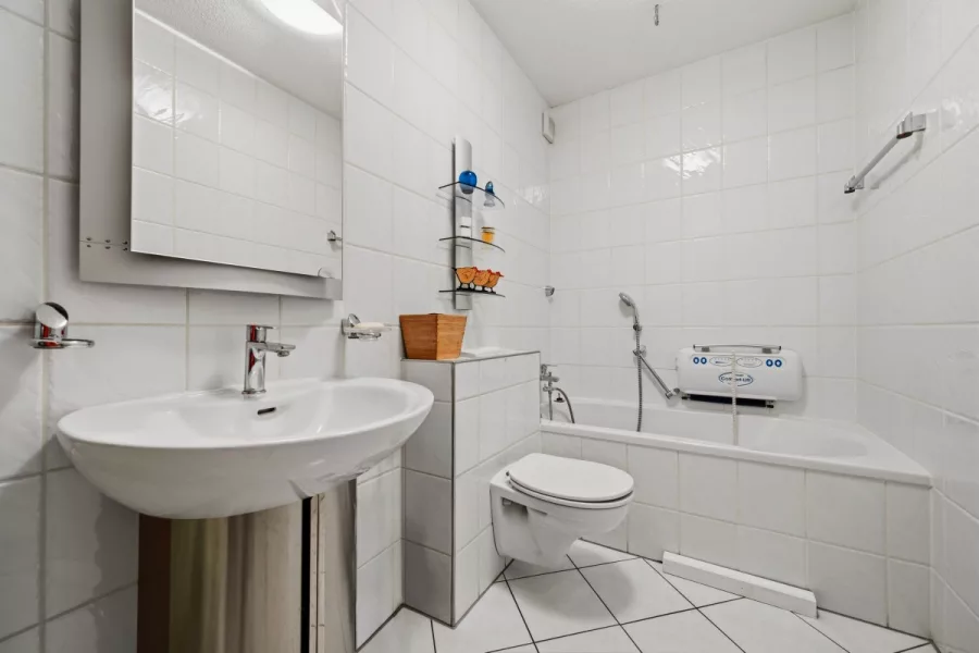 Großzügige 3-Zimmerwohnung mit 95,74 m², großer Südloggia, 2 Bädern & 2 Tiefgaragenstellplätzen - Hauptbad (13183)