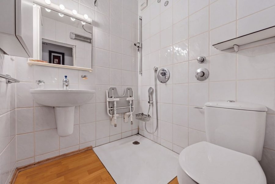 Großzügige 3-Zimmerwohnung mit 95,74 m², großer Südloggia, 2 Bädern & 2 Tiefgaragenstellplätzen - Duschbad (13002)