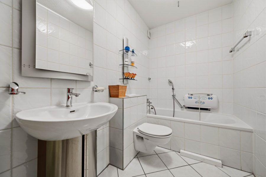 Großzügige 3-Zimmerwohnung mit 95,74 m², großer Südloggia, 2 Bädern & 2 Tiefgaragenstellplätzen - Hauptbad (13001)