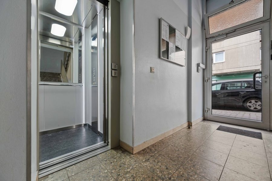 Großzügige 3-Zimmerwohnung mit 95,74 m², großer Südloggia, 2 Bädern & 2 Tiefgaragenstellplätzen - Hauseingang & Aufzug (13005)