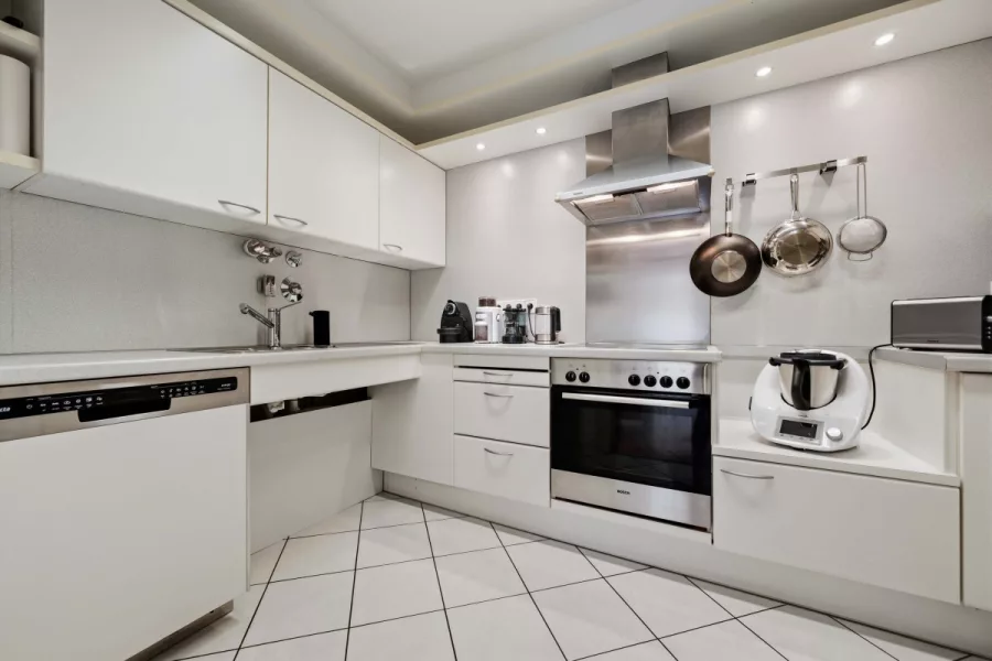Großzügige 3-Zimmerwohnung mit 95,74 m², großer Südloggia, 2 Bädern & 2 Tiefgaragenstellplätzen - Küche (13182)