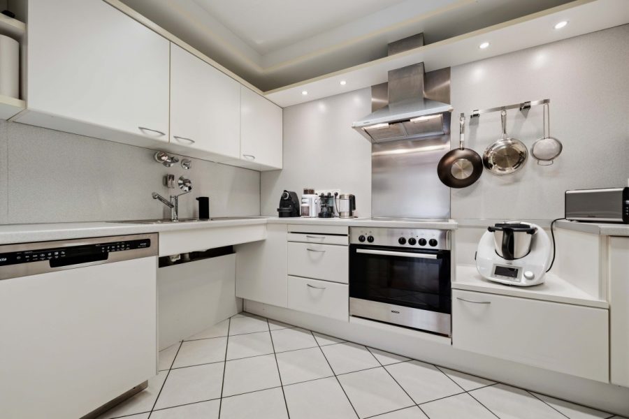 Großzügige 3-Zimmerwohnung mit 95,74 m², großer Südloggia, 2 Bädern & 2 Tiefgaragenstellplätzen - Küche (13000)