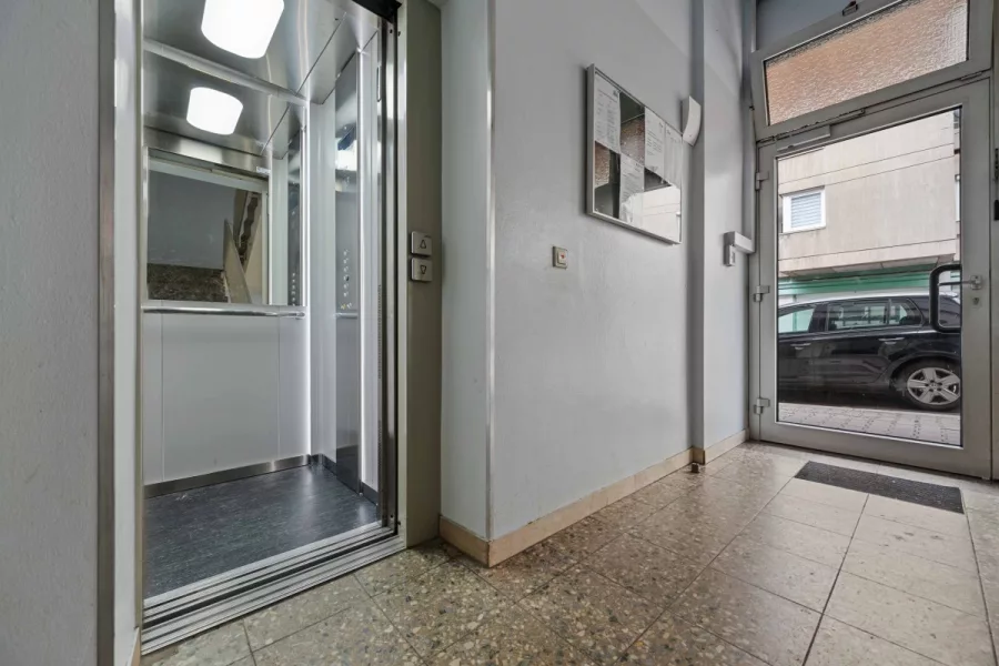 Großzügige 3-Zimmerwohnung mit 95,74 m², großer Südloggia, 2 Bädern & 2 Tiefgaragenstellplätzen - Hauseingang & Aufzug (13187)