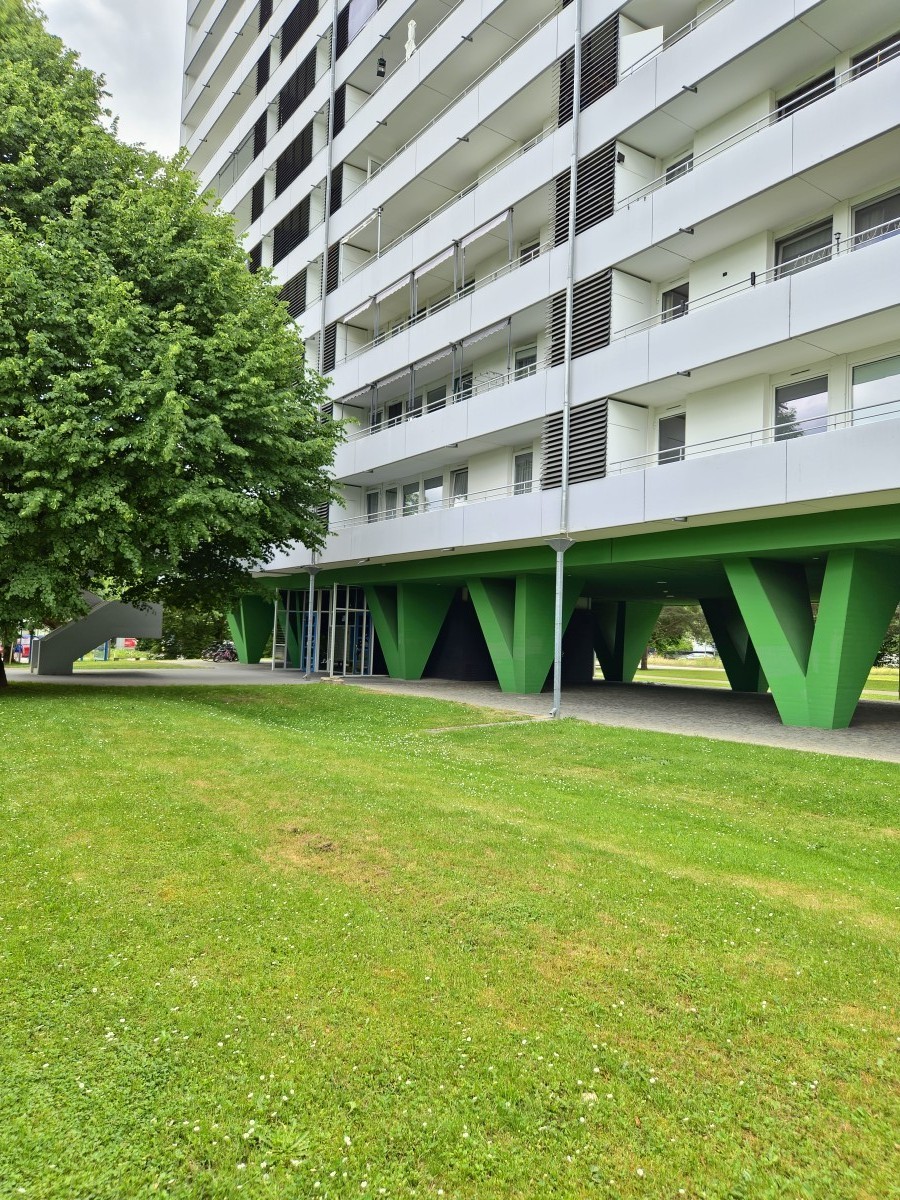 Solide Kapitalanlage – Vermietete 3-Zi-Whg im 13. OG mit Südostbalkon, Garage & herrlichem Ausblick - Aussenansicht (12347)