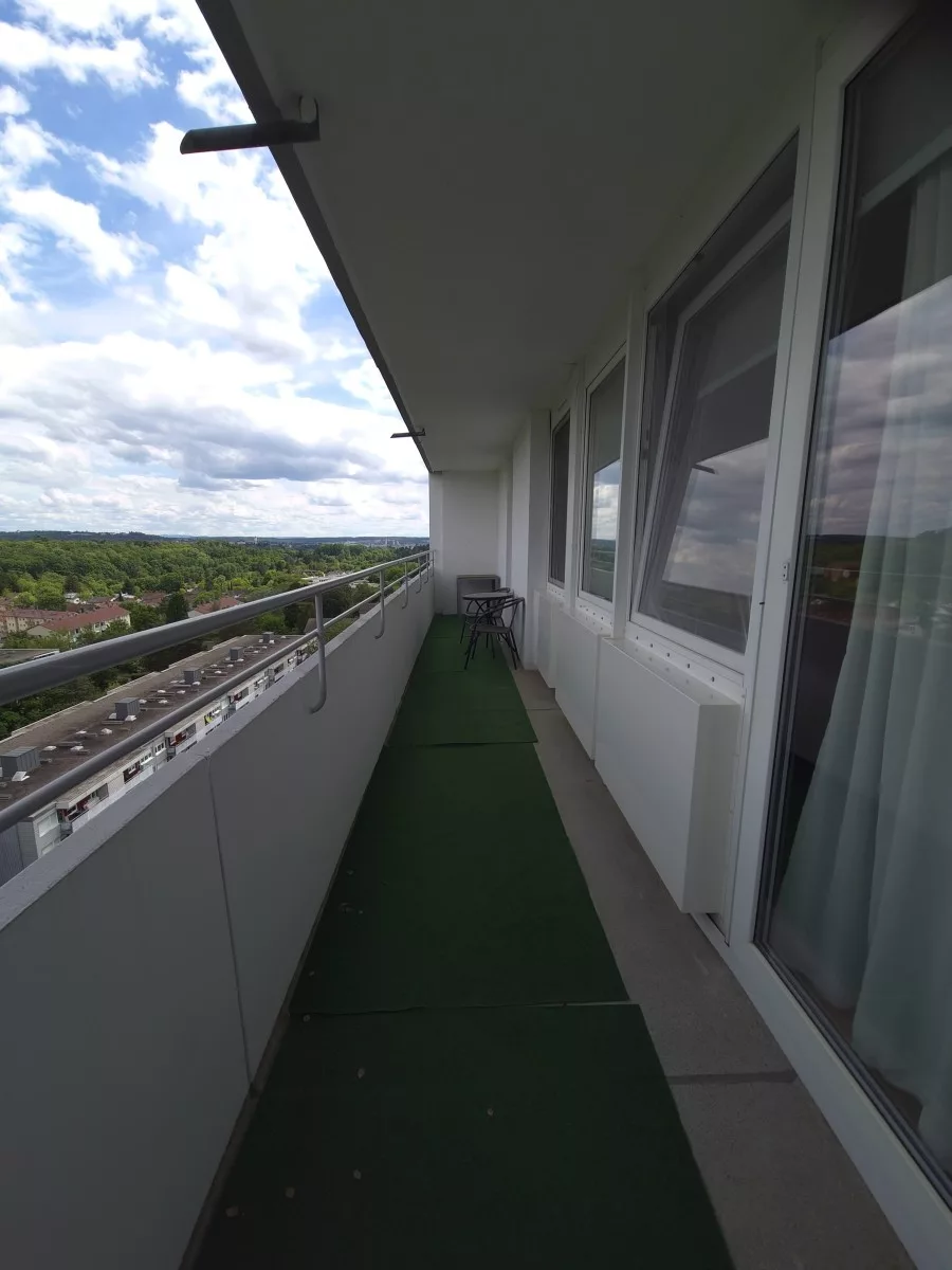 Kapitalanlage mit Weitblick in Sindelfingen: Vermietete 3-Zi-Whg im 13. OG mit Südostbalkon & Garage - Ihr Balkon (13158)