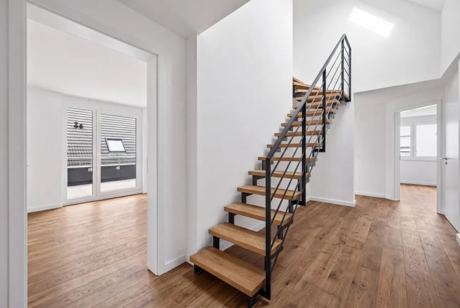 GENIALE 4 Zimmer: Kamin, Süd-Loggia & 2. Balkon – Großzügiges Wohnen auf zwei Ebenen - Whg 7 - Heller Eingangsbereich (14465)