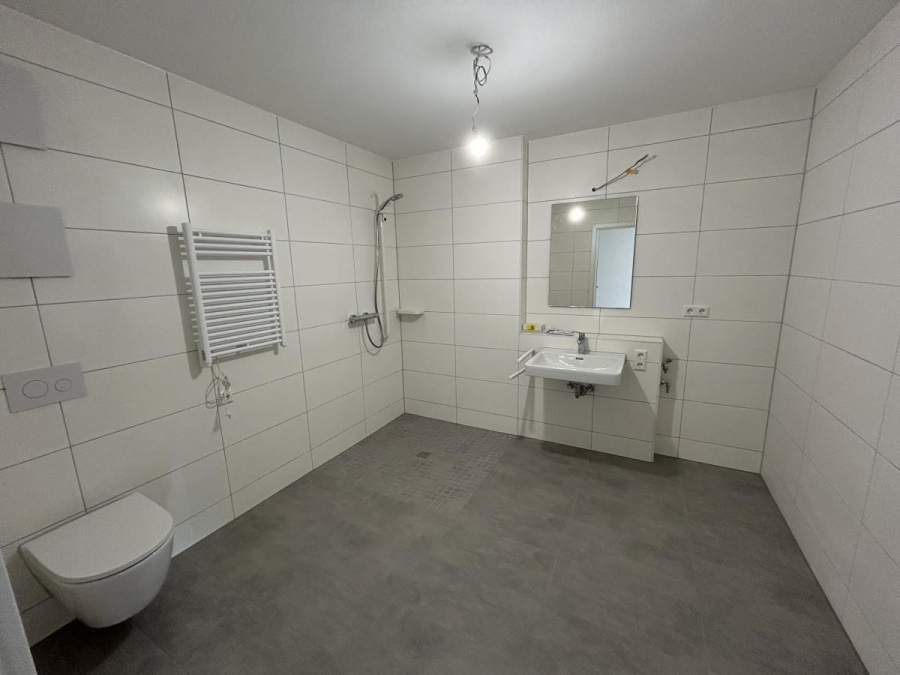 Barrierefreie, helle 2-Zi.-Wohnung im betreuten Wohnen mit Terrasse – komfortabel & zentral. - Bad (9241)