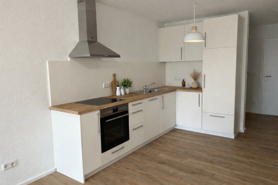 Barrierefreie, helle 2-Zi.-Wohnung im betreuten Wohnen mit Terrasse – komfortabel & zentral. - Einbauküche (9237)
