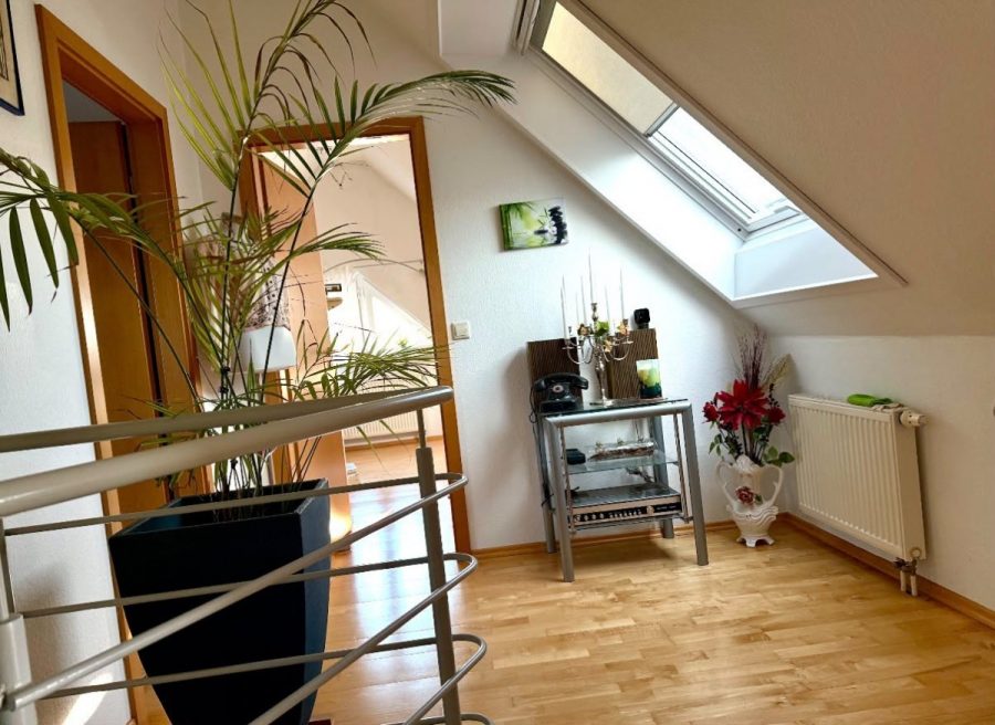 „Maisonette mit Hausgefühl – 128 m² Wohnkomfort mit herrlichem Ausblick vom Südbalkon“ - Flur 2. DG (12373)