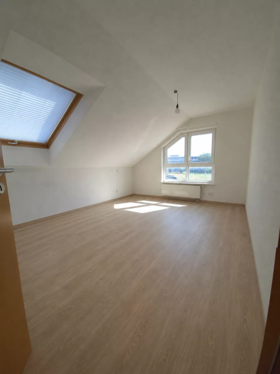 Großzügige 3-Zimmer-Dachgeschosswohnung mit Galerie, 2 Bädern, Kaminofen & Süd-Balkon – sofort verfügbar - Schlafen Boden renoviert (13025)