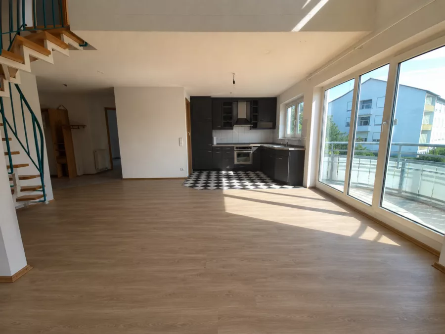 Großzügige 3-Zimmer-Dachgeschosswohnung mit Galerie, 2 Bädern, Kaminofen & Süd-Balkon – sofort verfügbar - Boden & Küche renoviert (13023)