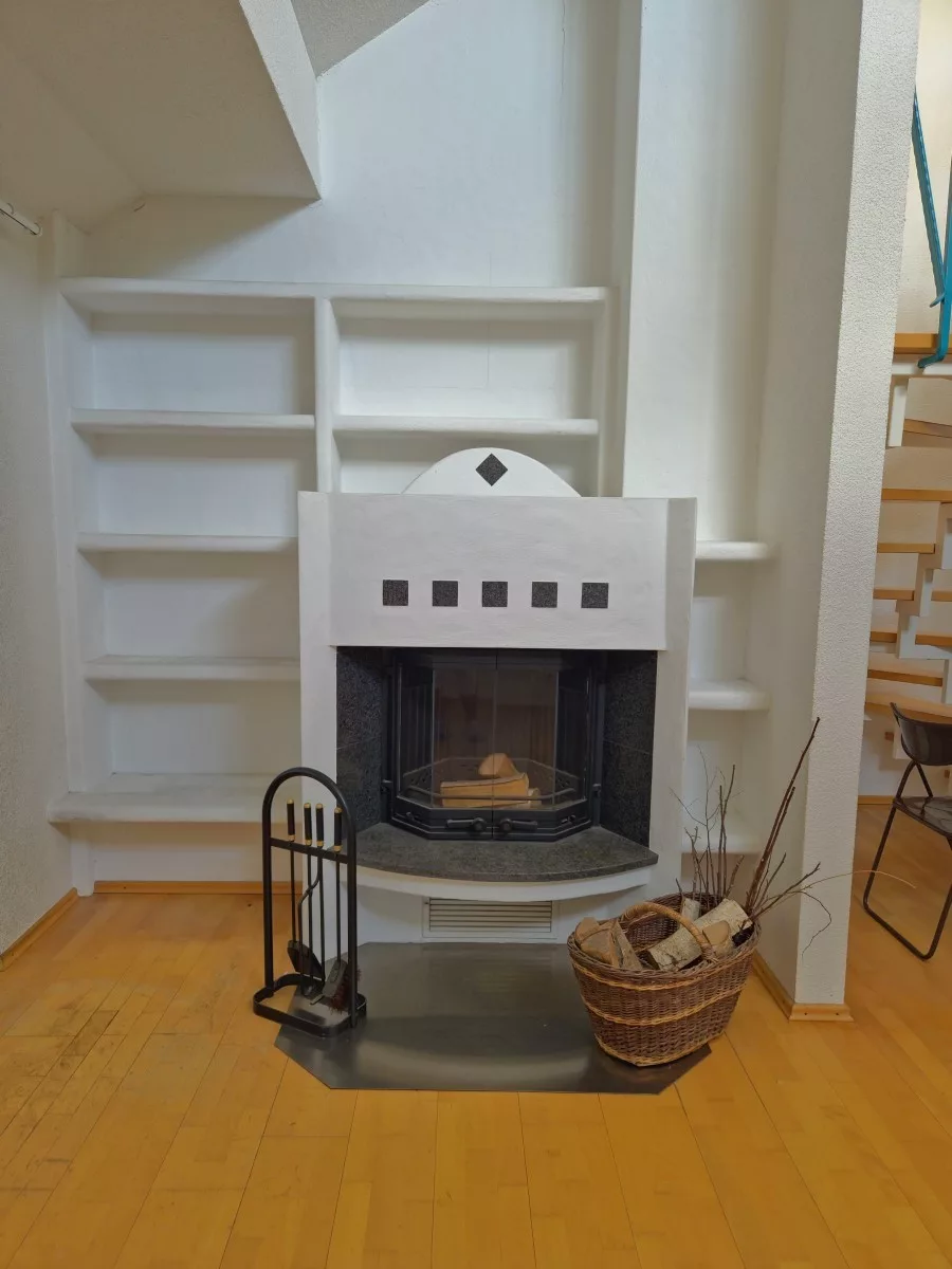 Großzügige 3-Zimmer-Dachgeschosswohnung mit Galerie, 2 Bädern, Kaminofen & Süd-Balkon – sofort verfügbar - Kamin im Wohnzimmer (13019)