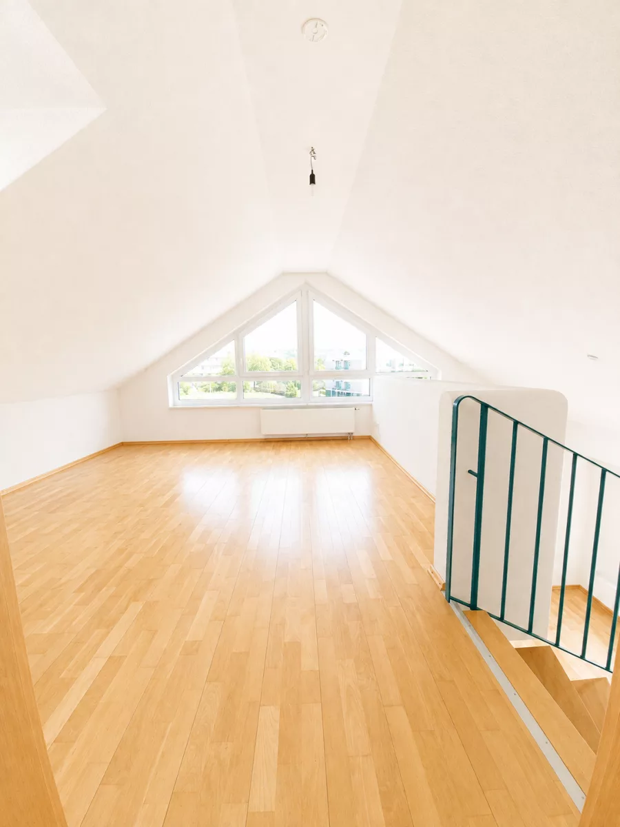 Großzügige 3-Zimmer-Dachgeschosswohnung mit Galerie, 2 Bädern, Kaminofen & Süd-Balkon – sofort verfügbar - Galerie (13258)