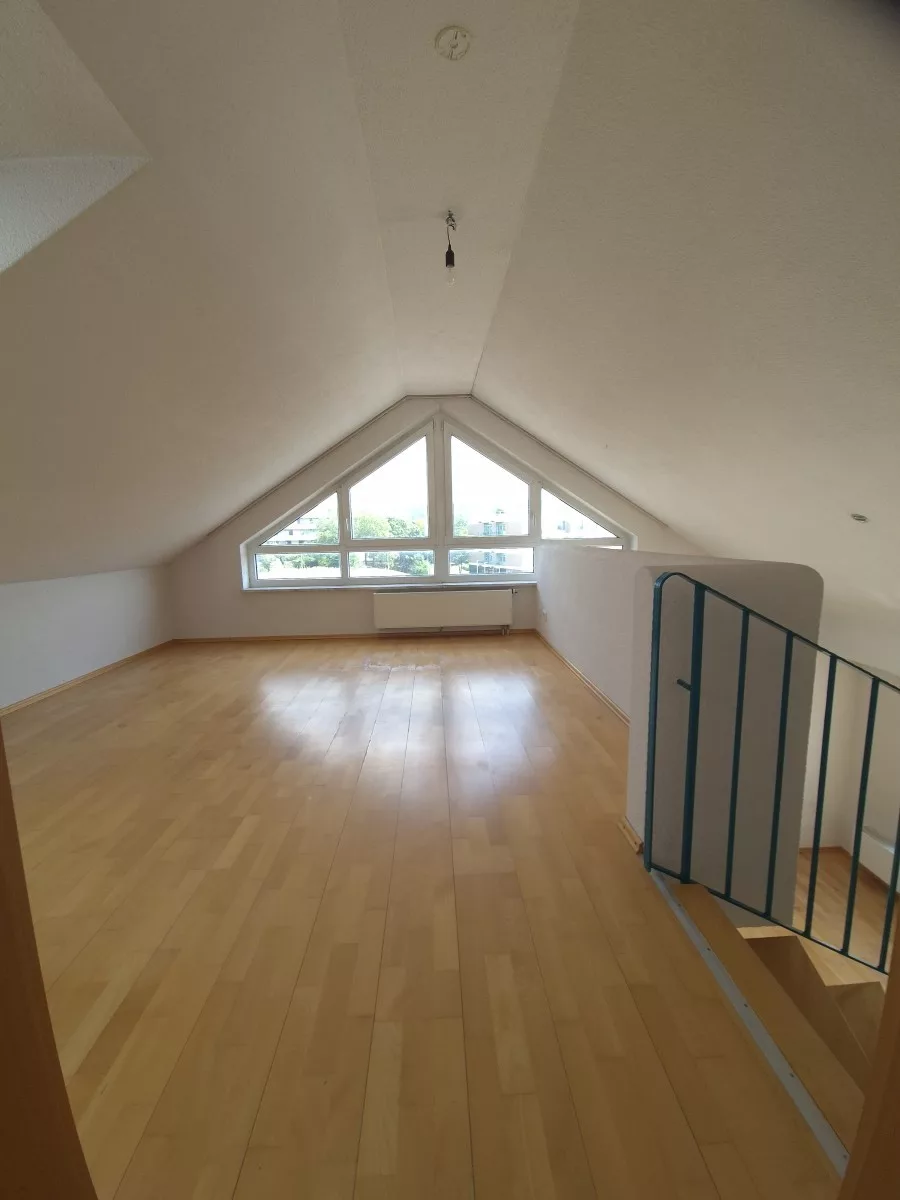Großzügige 3-Zimmer-Dachgeschosswohnung mit Galerie, 2 Bädern, Kaminofen & Süd-Balkon – sofort verfügbar - Galerie (13029)