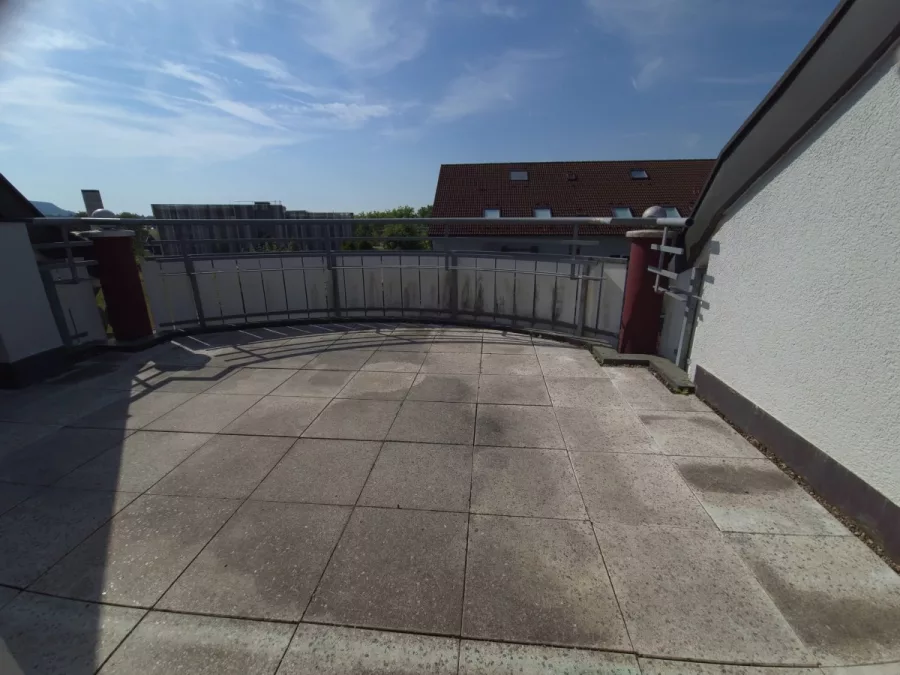Großzügige 3-Zimmer-Dachgeschosswohnung mit Galerie, 2 Bädern, Kaminofen & Süd-Balkon – sofort verfügbar - großer Balkon (13031)