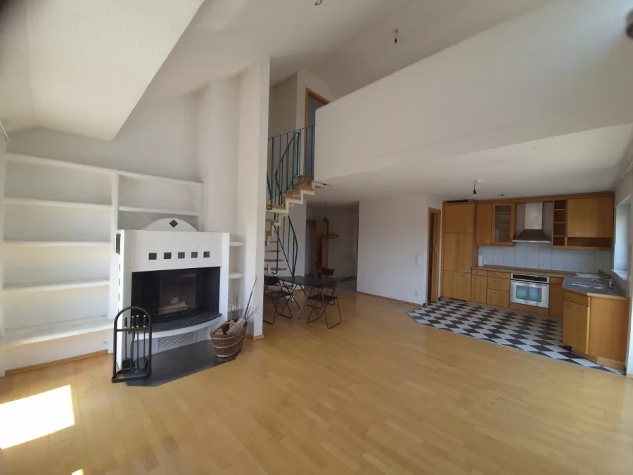 Großzügige 3-Zimmer-Dachgeschosswohnung mit Galerie, 2 Bädern, Kaminofen & Süd-Balkon – sofort verfügbar - Offenes Wohnen (13018)