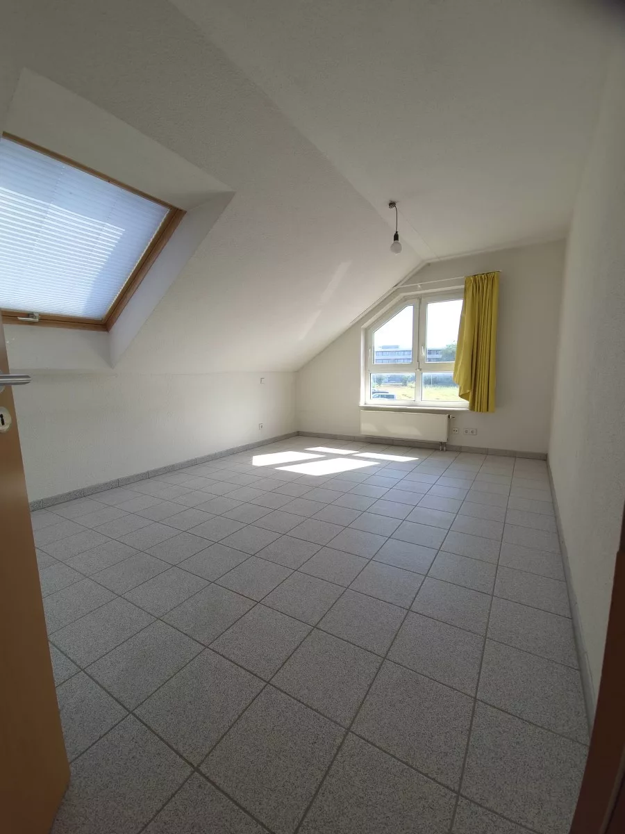 Großzügige 3-Zimmer-Dachgeschosswohnung mit Galerie, 2 Bädern, Kaminofen & Süd-Balkon – sofort verfügbar - Schlafen (13020)