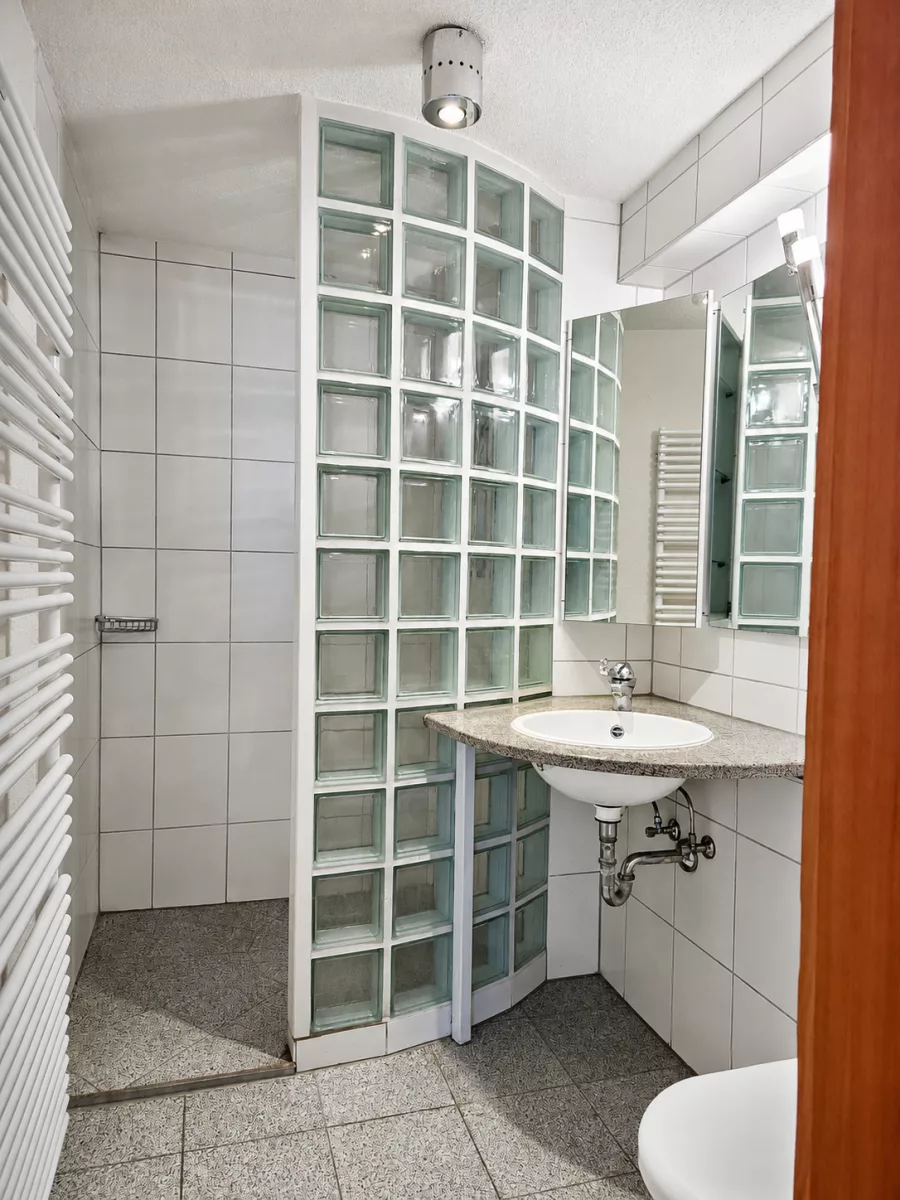 Großzügige 3-Zimmer-Dachgeschosswohnung mit Galerie, 2 Bädern, Kaminofen & Süd-Balkon – sofort verfügbar - Bad mit Dusche (13257)