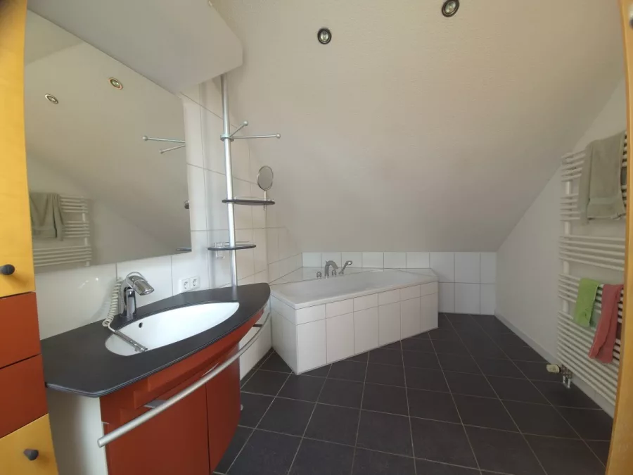 Großzügige 3-Zimmer-Dachgeschosswohnung mit Galerie, 2 Bädern, Kaminofen & Süd-Balkon – sofort verfügbar - Bad im 2. DG (13032)