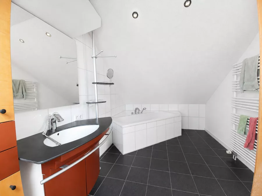 Großzügige 3-Zimmer-Dachgeschosswohnung mit Galerie, 2 Bädern, Kaminofen & Süd-Balkon – sofort verfügbar - Bad im 2.DG (13259)