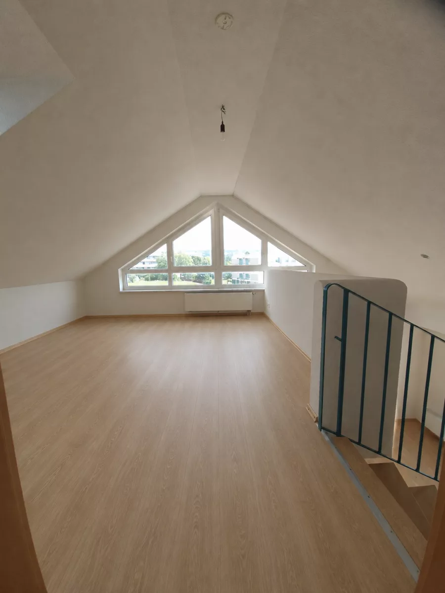 Großzügige 3-Zimmer-Dachgeschosswohnung mit Galerie, 2 Bädern, Kaminofen & Süd-Balkon – sofort verfügbar - Galerie Boden renoviert (13024)