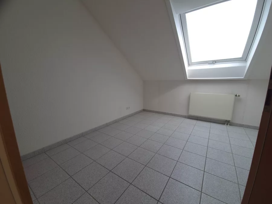 Großzügige 3-Zimmer-Dachgeschosswohnung mit Galerie, 2 Bädern, Kaminofen & Süd-Balkon – sofort verfügbar - Zimmer (13021)