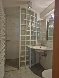 Badezimmer mit Dusche