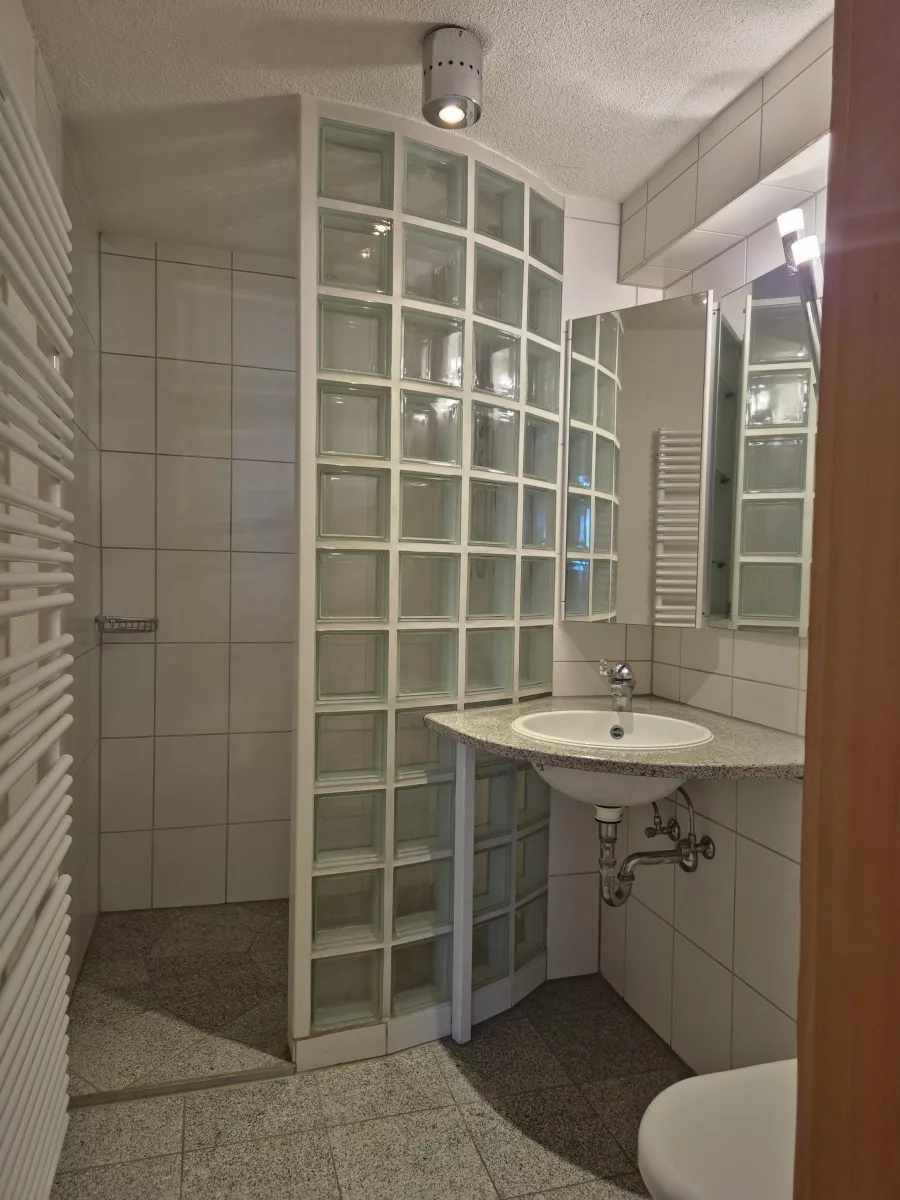 Großzügige 3-Zimmer-Dachgeschosswohnung mit Galerie, 2 Bädern, Kaminofen & Süd-Balkon – sofort verfügbar - Badezimmer mit Dusche (13028)