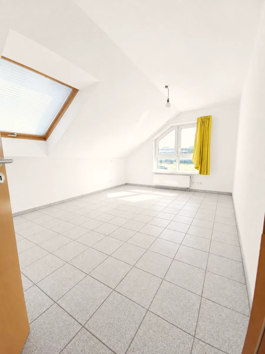 Großzügige 3-Zimmer-Dachgeschosswohnung mit Galerie, 2 Bädern, Kaminofen & Süd-Balkon – sofort verfügbar - Schlafzimmer (13254)