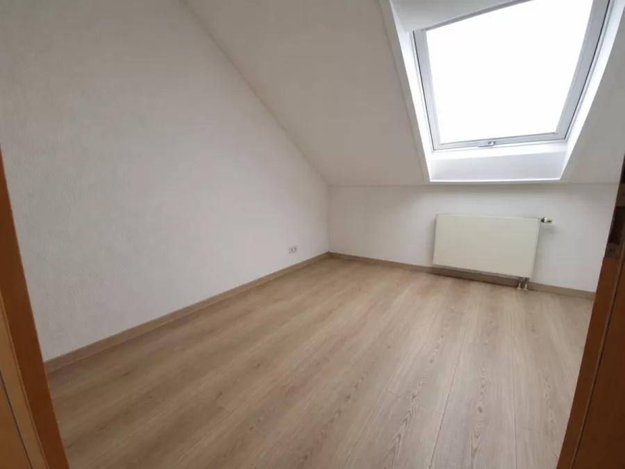 Großzügige 3-Zimmer-Dachgeschosswohnung mit Galerie, 2 Bädern, Kaminofen & Süd-Balkon – sofort verfügbar - Zimmer Boden renoviert (13027)