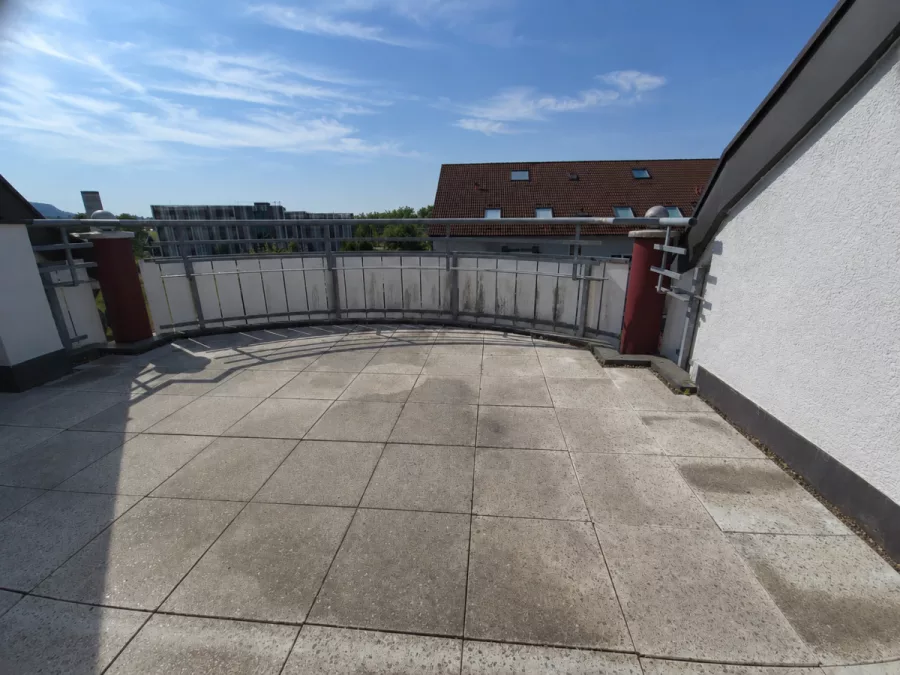 Großzügige 3-Zimmer-Dachgeschosswohnung mit Galerie, 2 Bädern, Kaminofen & Süd-Balkon – sofort verfügbar - Großer Balkon (13253)