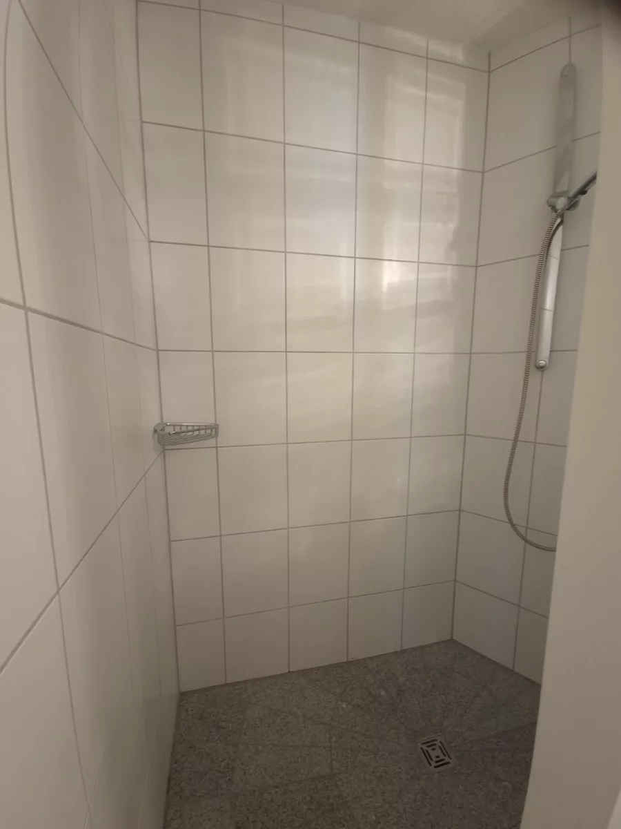 Großzügige 3-Zimmer-Dachgeschosswohnung mit Galerie, 2 Bädern, Kaminofen & Süd-Balkon – sofort verfügbar - Große Dusche (13030)