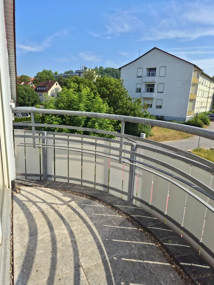 Großzügige 3-Zimmer-Dachgeschosswohnung mit Galerie, 2 Bädern, Kaminofen & Süd-Balkon – sofort verfügbar - Zweitbalkon (13022)