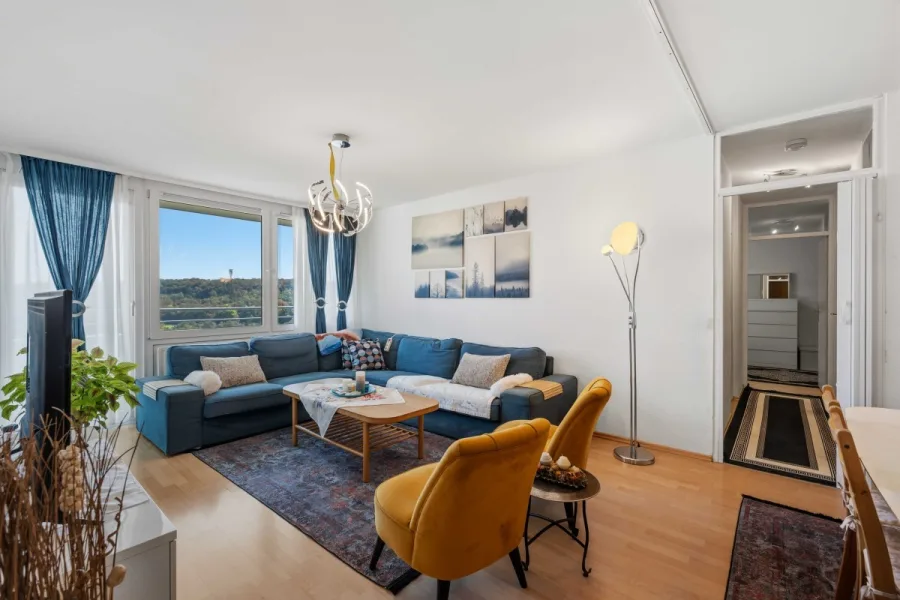 Vermietete 3-Zimmer-Kapitalanlage im 13. OG – Südostbalkon, Fernblick & Garage in Sindelfingen - Wohnbereich (15182)